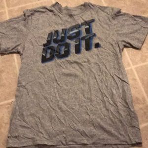 Men’s gray Nike T-shirt